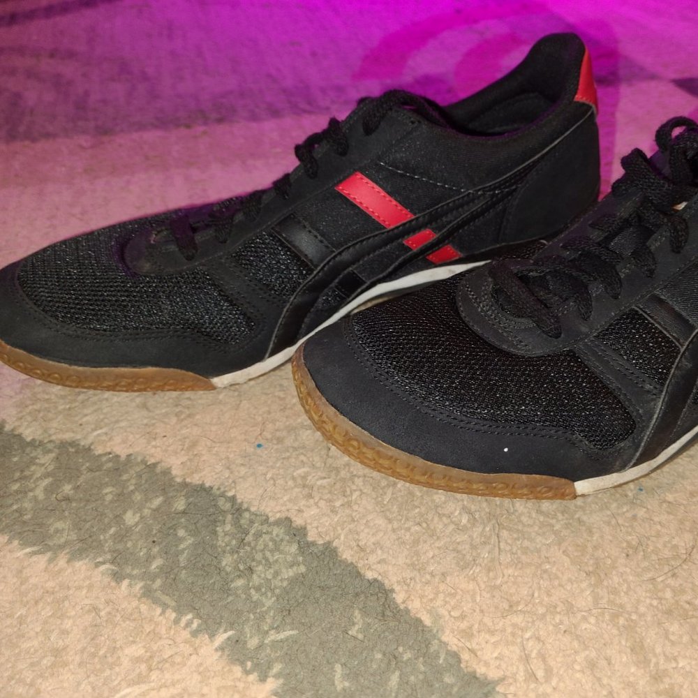 Asics Onitsuka Tiger size 11 Black & Red